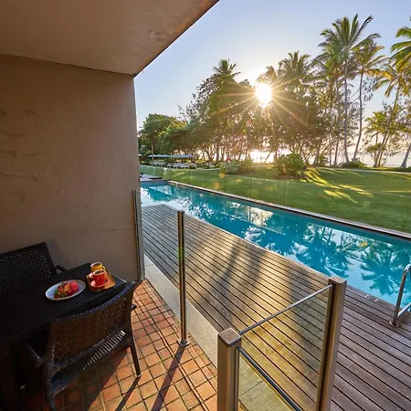 Castaways Resort & Spa On Mission Beach Exterior photo